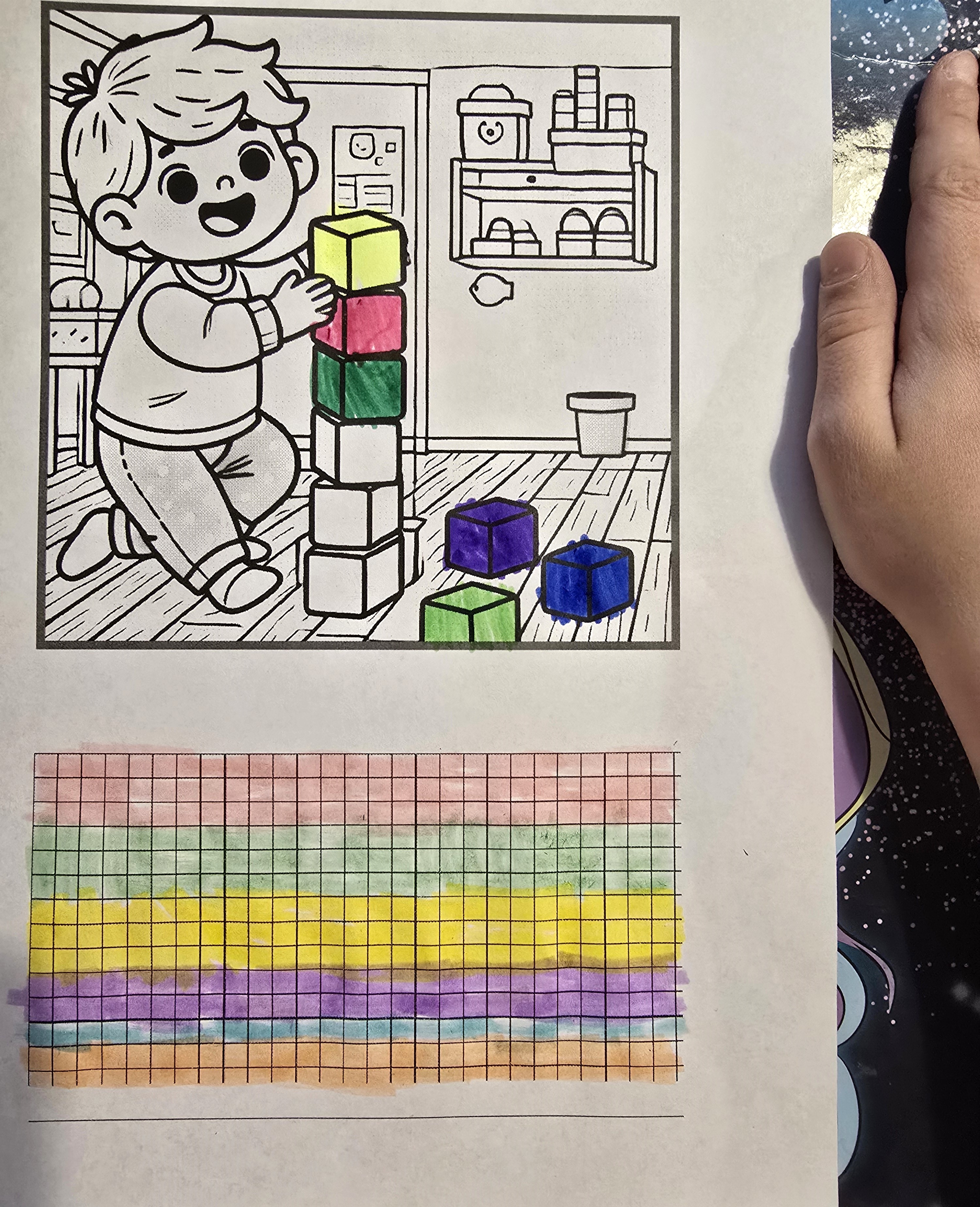 Skupione dziecko bawiące się samo