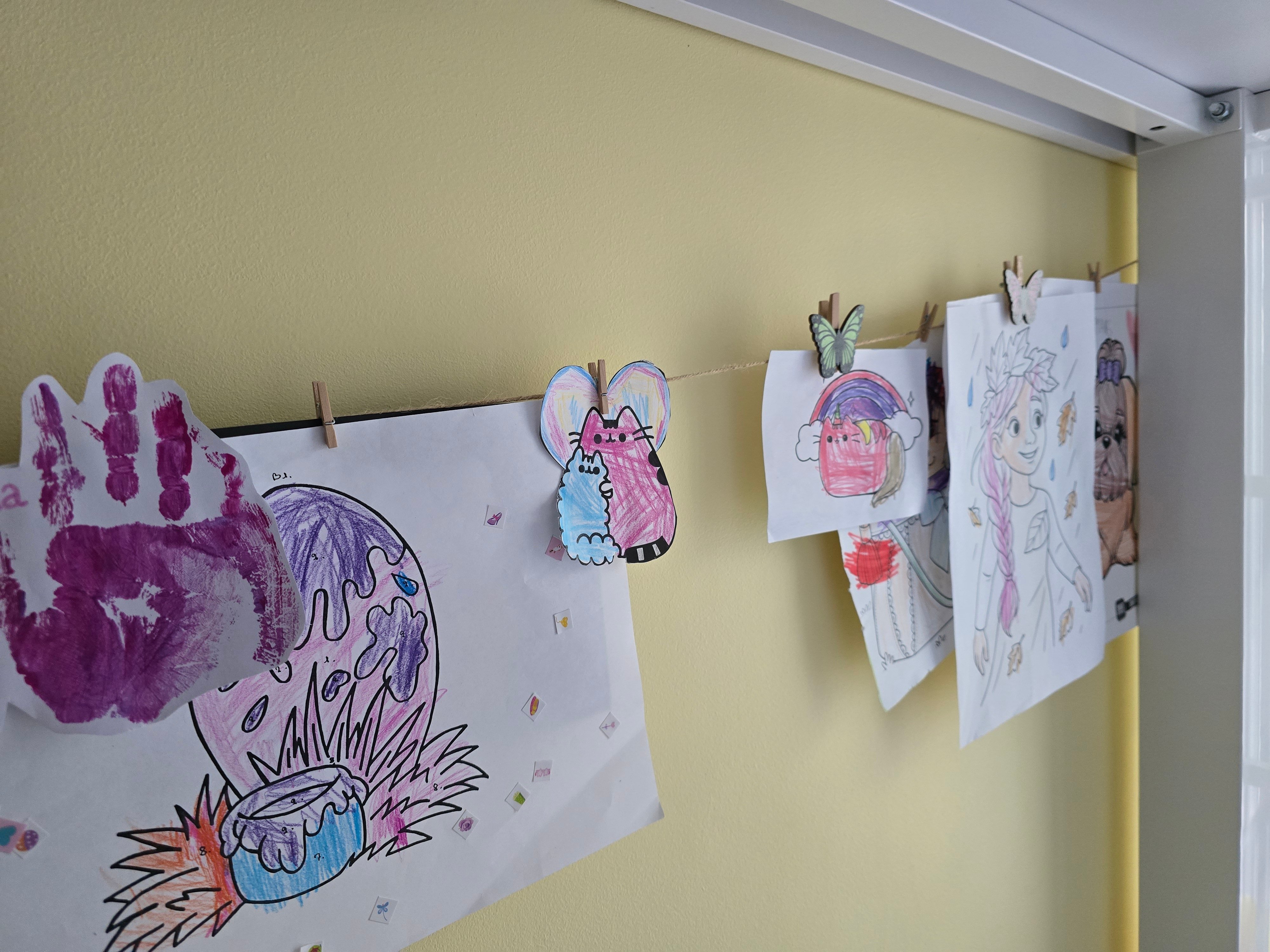 Sznurek i klamerki do rysunków