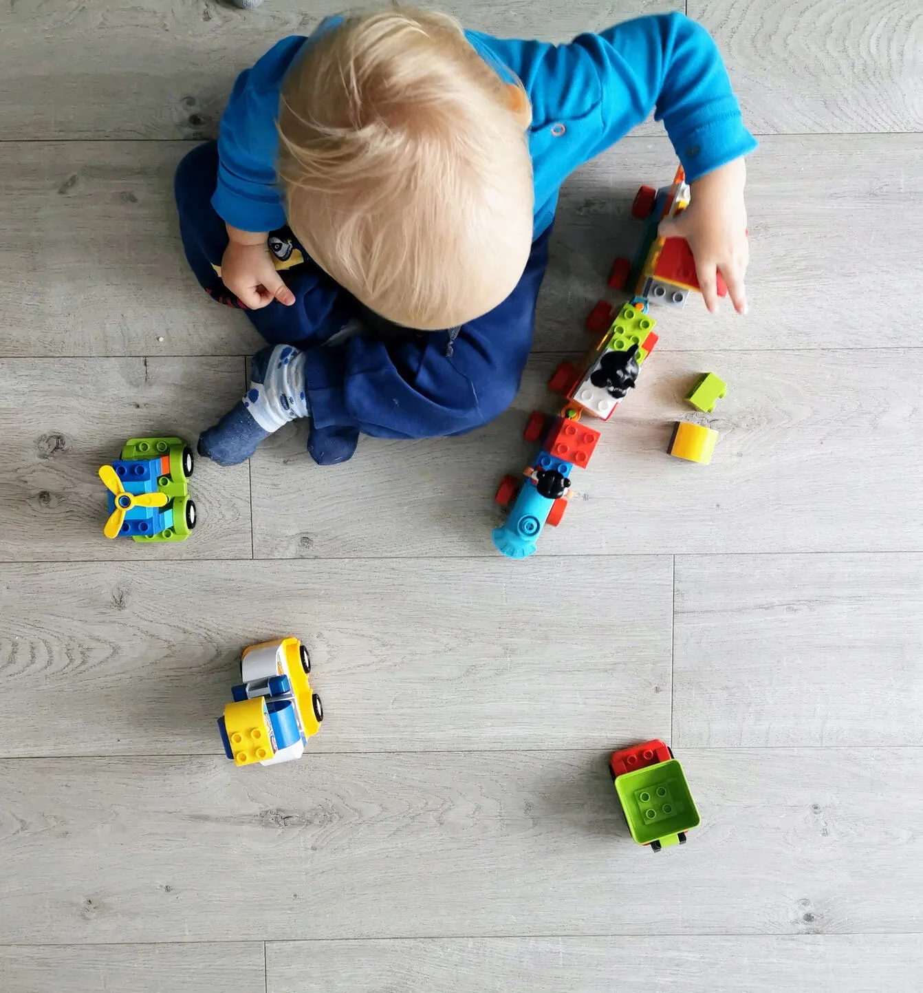 Autorka pokazuje mapę świata