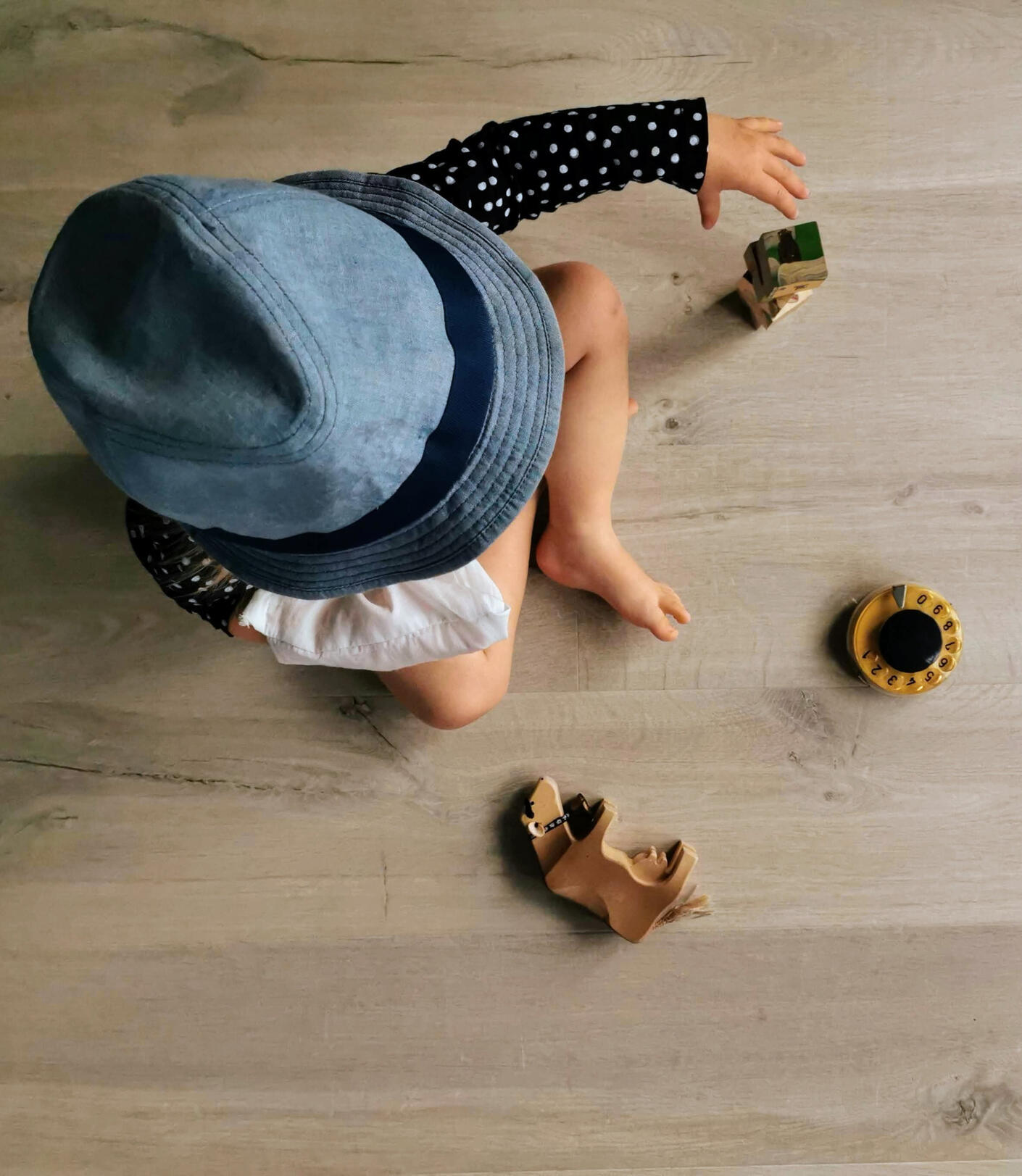 Dziecko bawi się samodzielnie