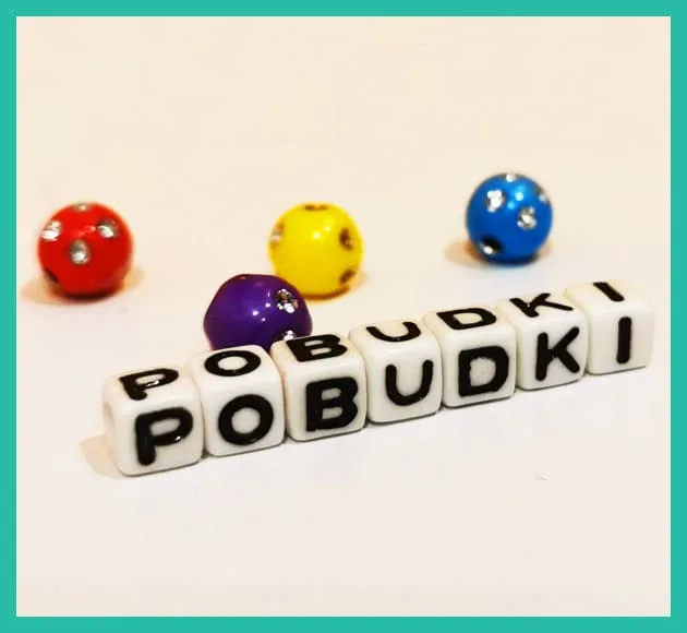 Napis pobudka ułożony z kostek