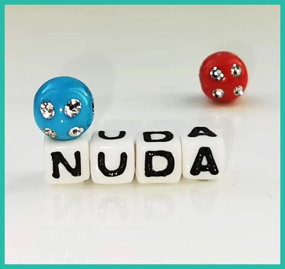 Napis nuda złożony z kostek