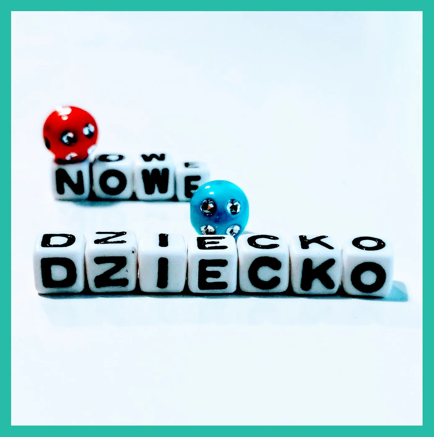 Napis "nowe dziecko" z koralików