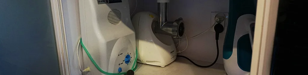 ozonator, maszynka do mięsa, odkurzacz ręczny w szafce