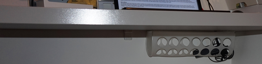 sposób na trzymanie kabli pod biurkiem