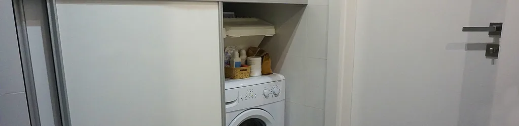 pralka za zabudowanymi drzwiami