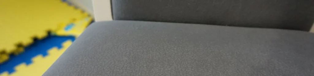 materiał carabu na krześle