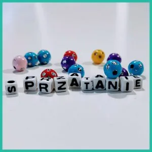 napis z małych koralików 