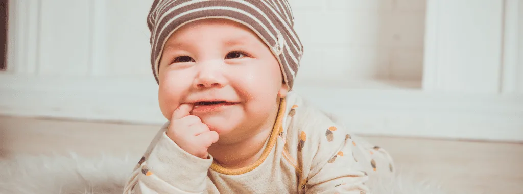 niemowlak leży na ziemi i myśli, co robić