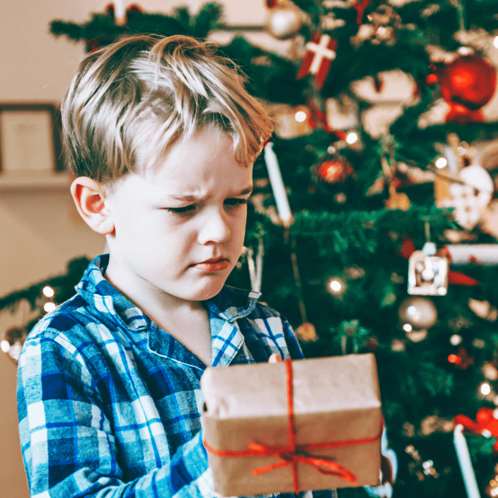 Dziecko niezadowolone z prezentu