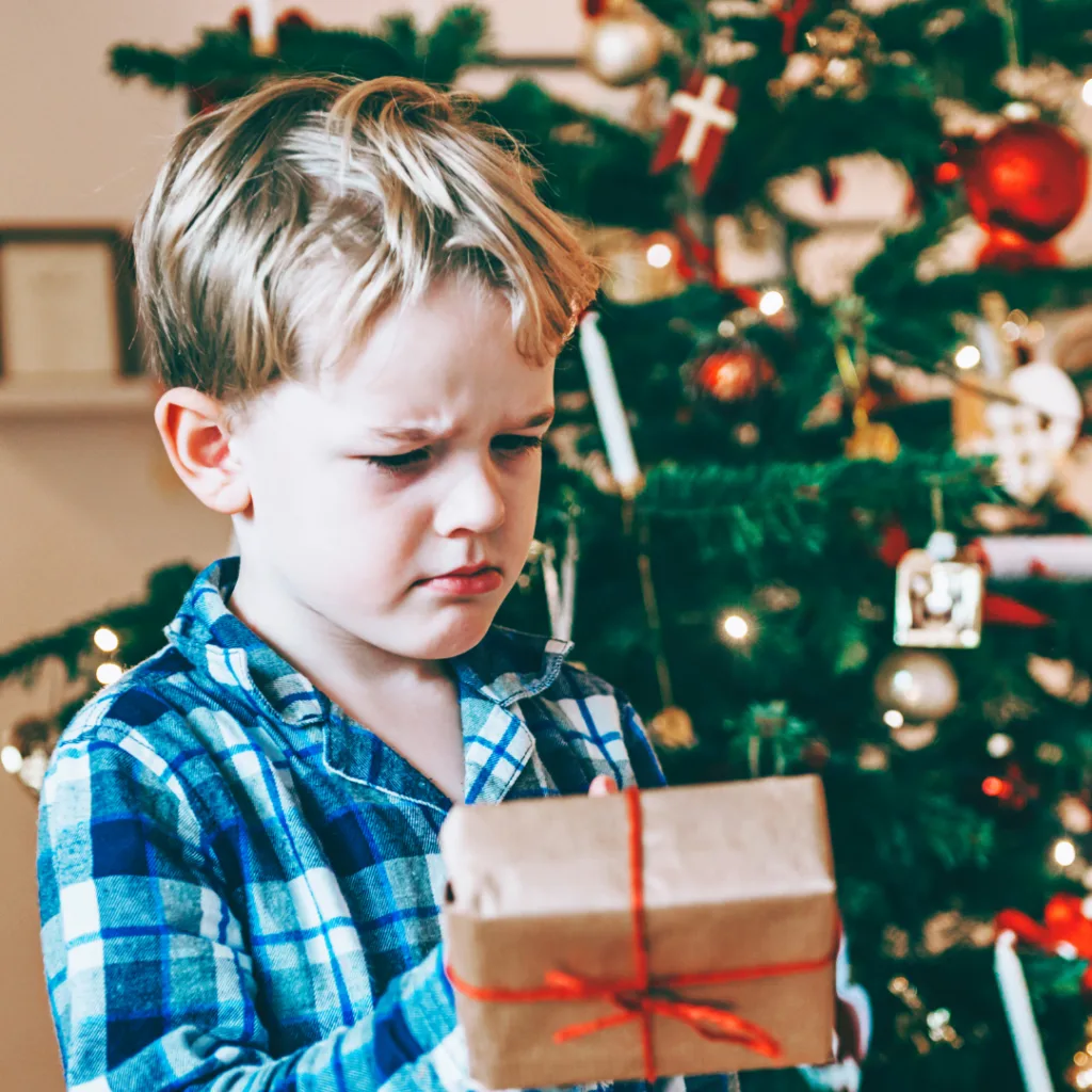 Dziecko niezadowolone z prezentu